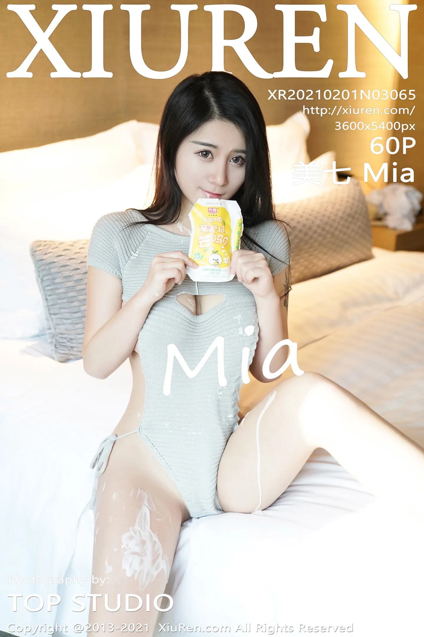 [XiuRen秀人网]VOL.3065 嫩模美七Mia私房性感开背毛衣喝牛奶主题真空侧露豪乳诱惑写真60P-秀人网官方网站
